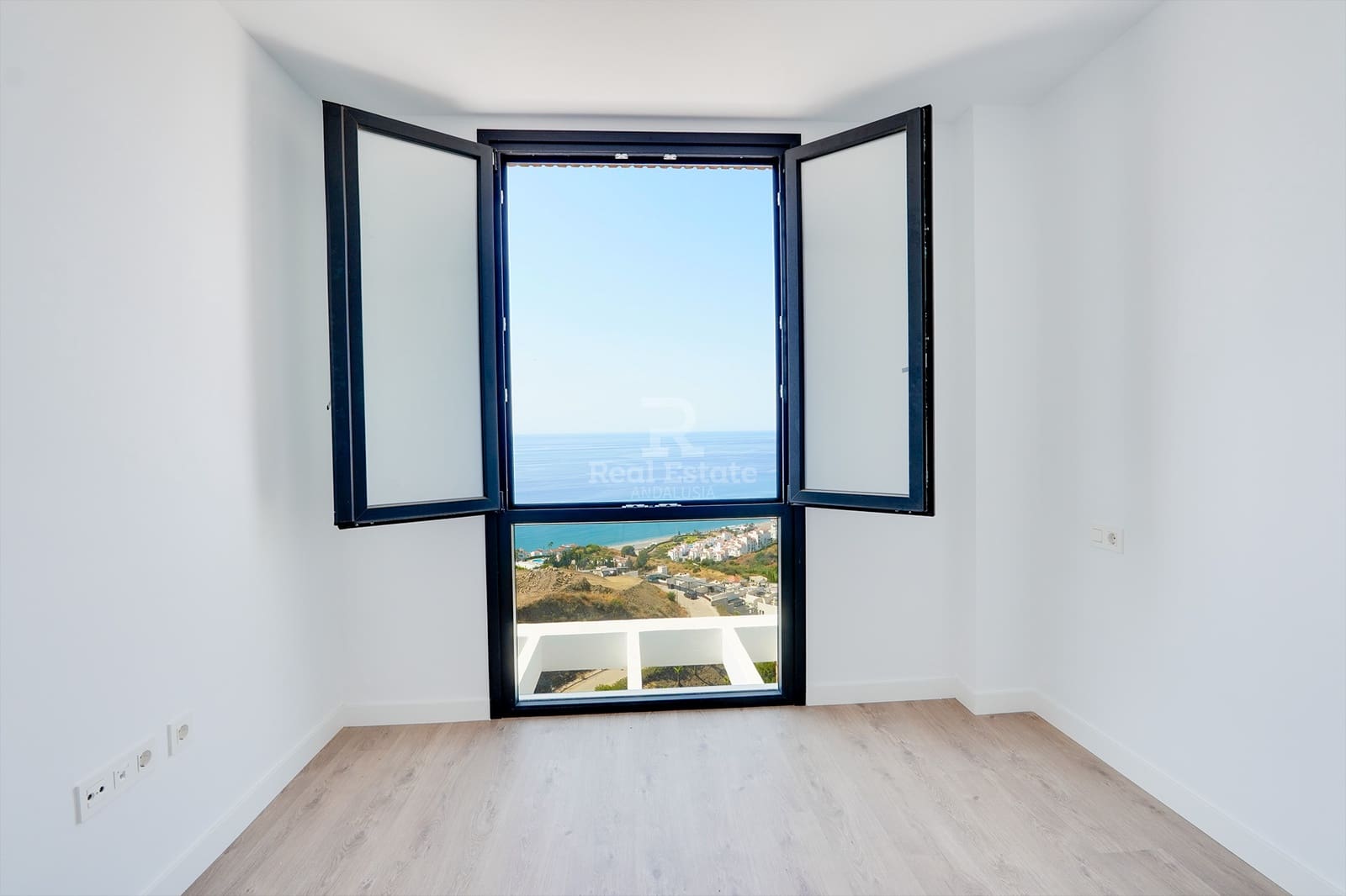 2 soveværelse Semi-Rækkehus til salg i Torrox med swimmingpool garage - € 318.000 (Ref: 9118109)