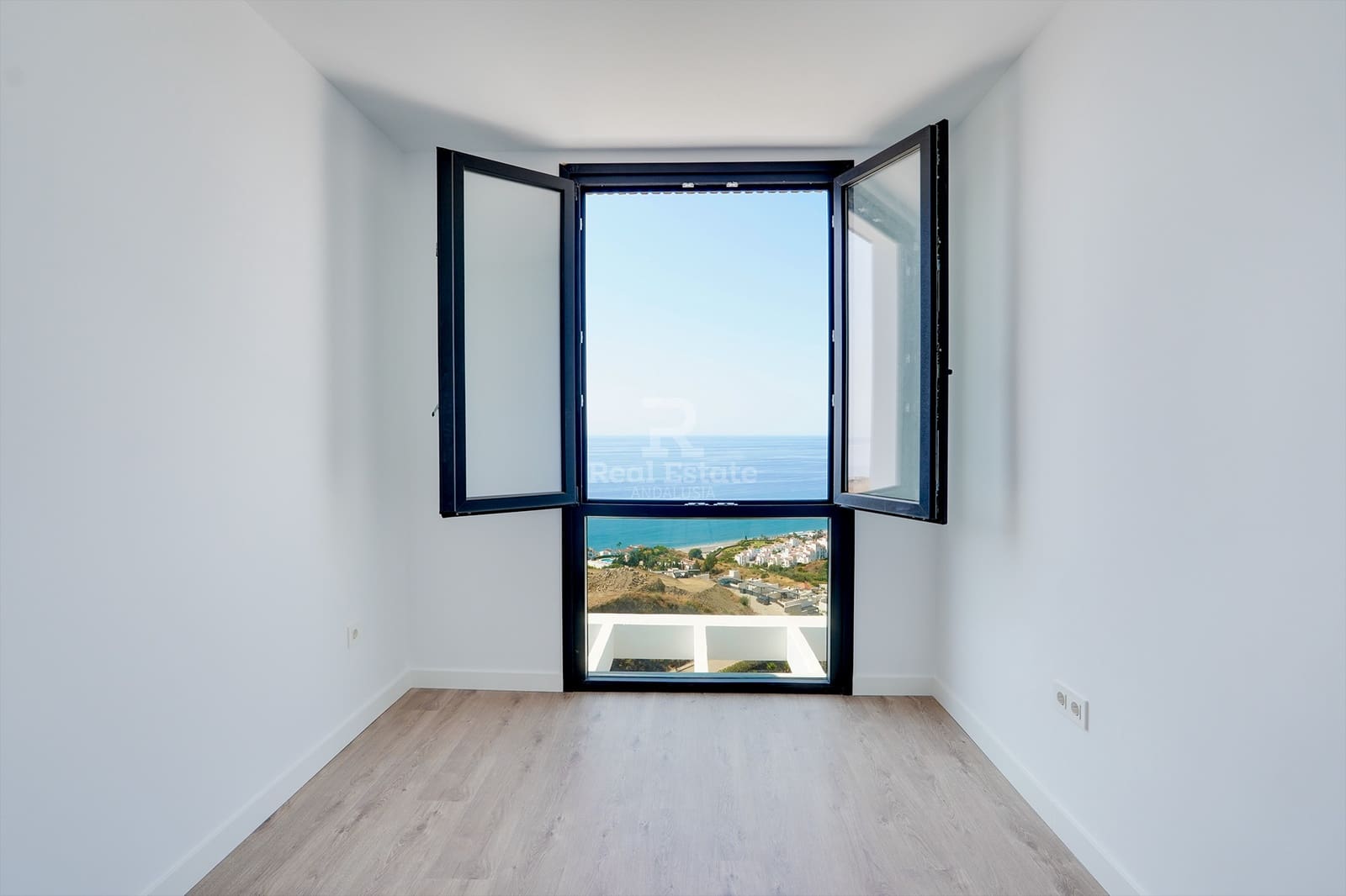 2 soveværelse Semi-Rækkehus til salg i Torrox med swimmingpool garage - € 318.000 (Ref: 9118109)