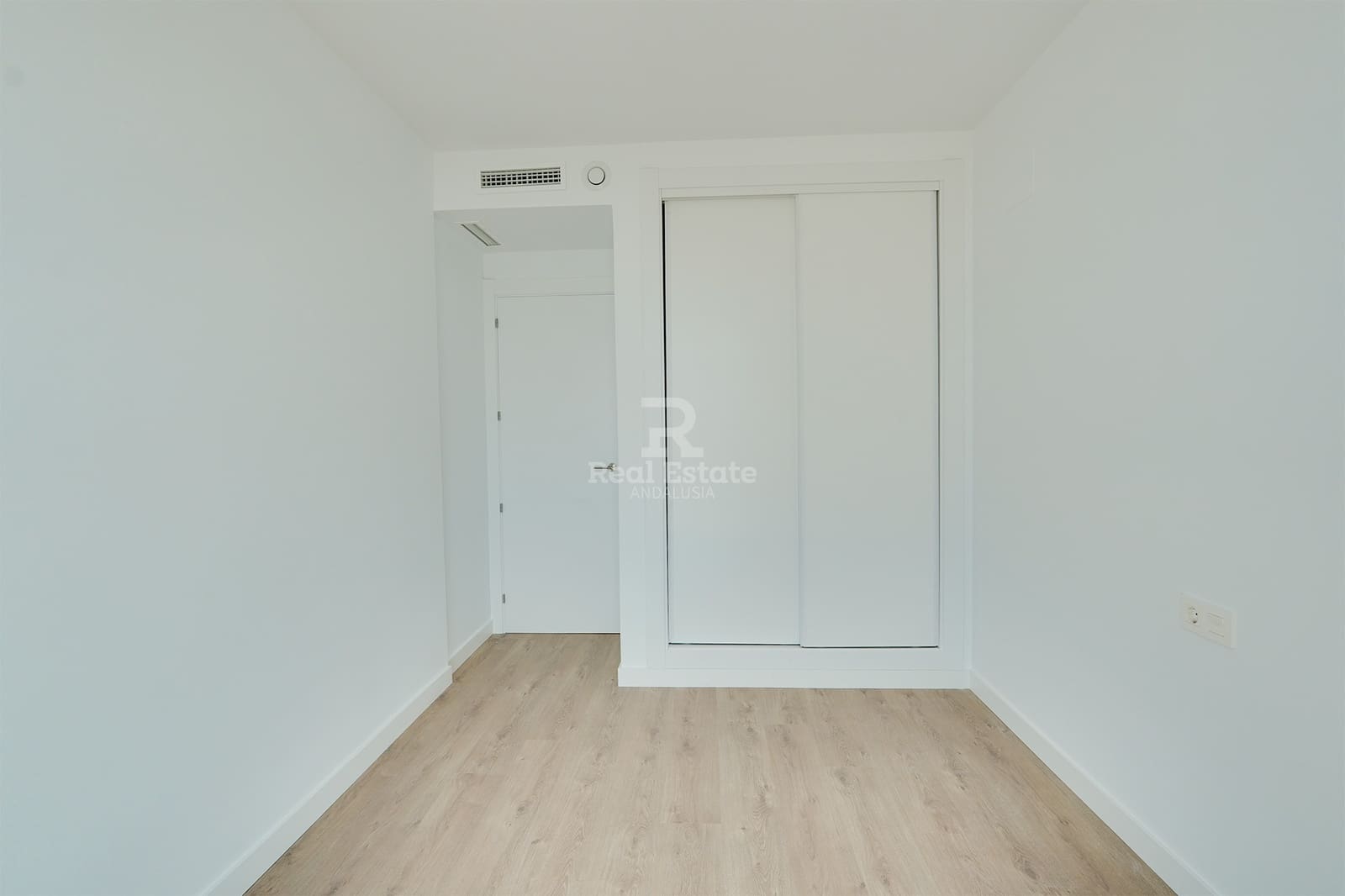 2 soveværelse Semi-Rækkehus til salg i Torrox med swimmingpool garage - € 318.000 (Ref: 9118109)