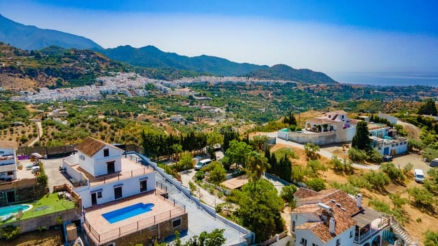 5 bedroom Villa for rent in Frigiliana with pool garage - € 2,500 (Ref: 9142455)