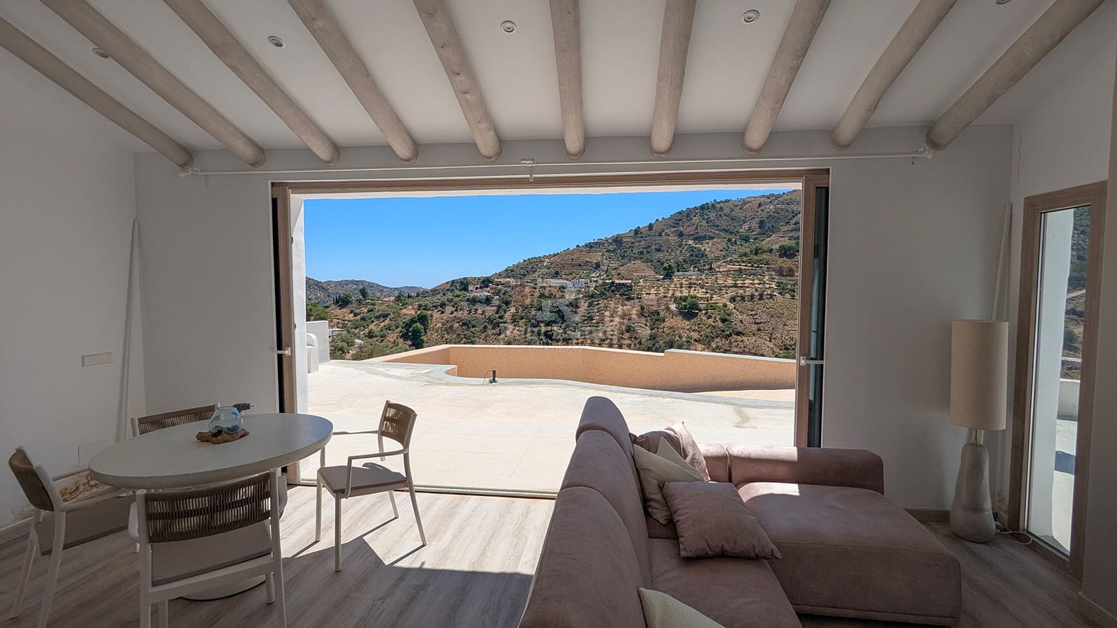 2 soveværelse Villa til leje i Competa med swimmingpool garage - € 2.200 (Ref: 9251577)