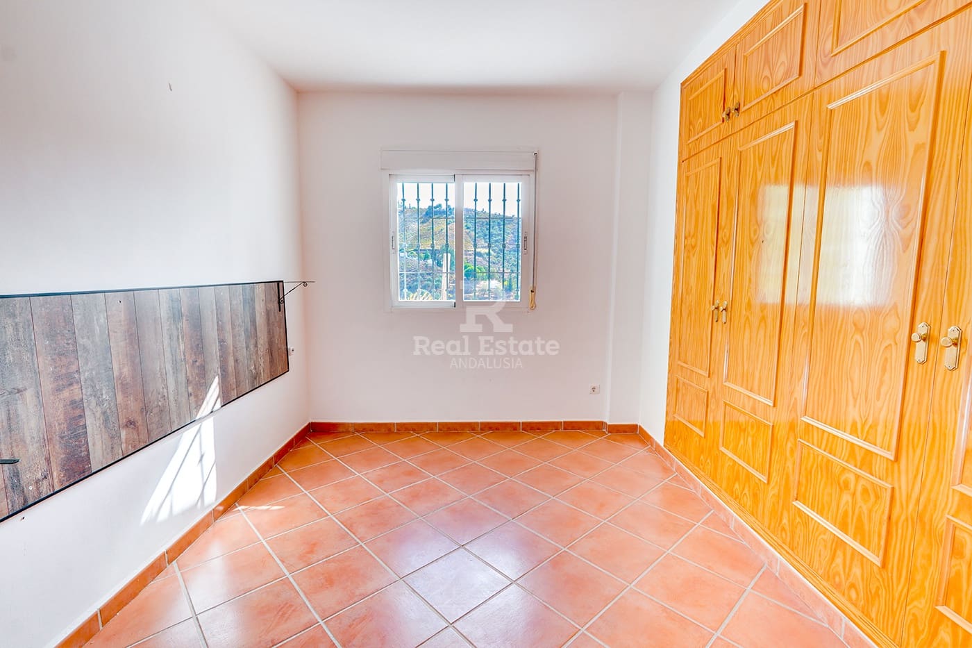 5 bedroom Villa for sale in Competa with pool garage - € 399,950 (Ref: 9360675)