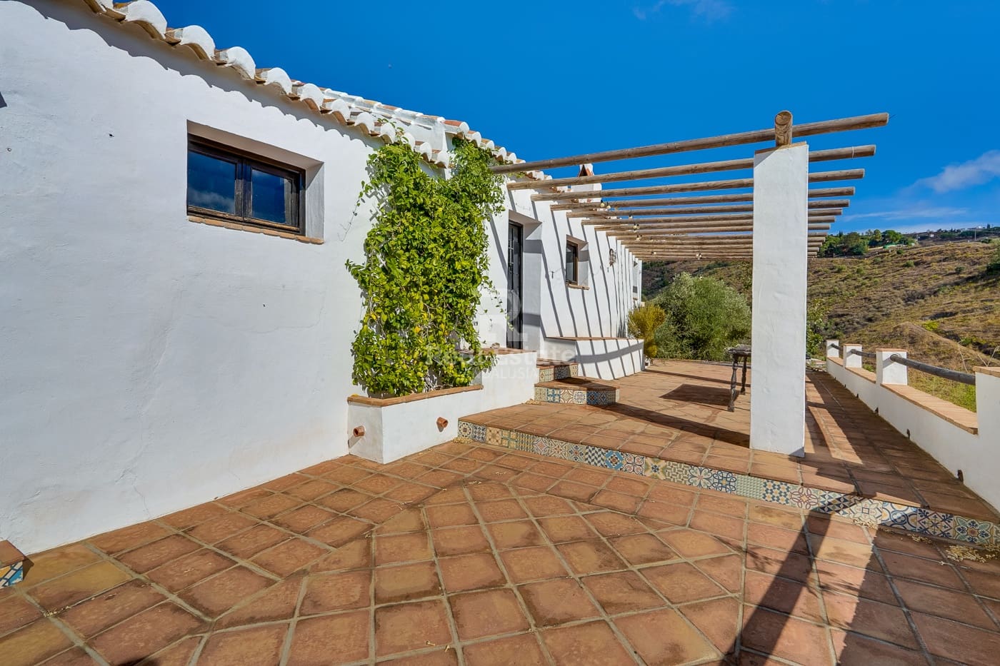 5 bedroom Villa for sale in Competa with pool garage - € 399,950 (Ref: 9360675)
