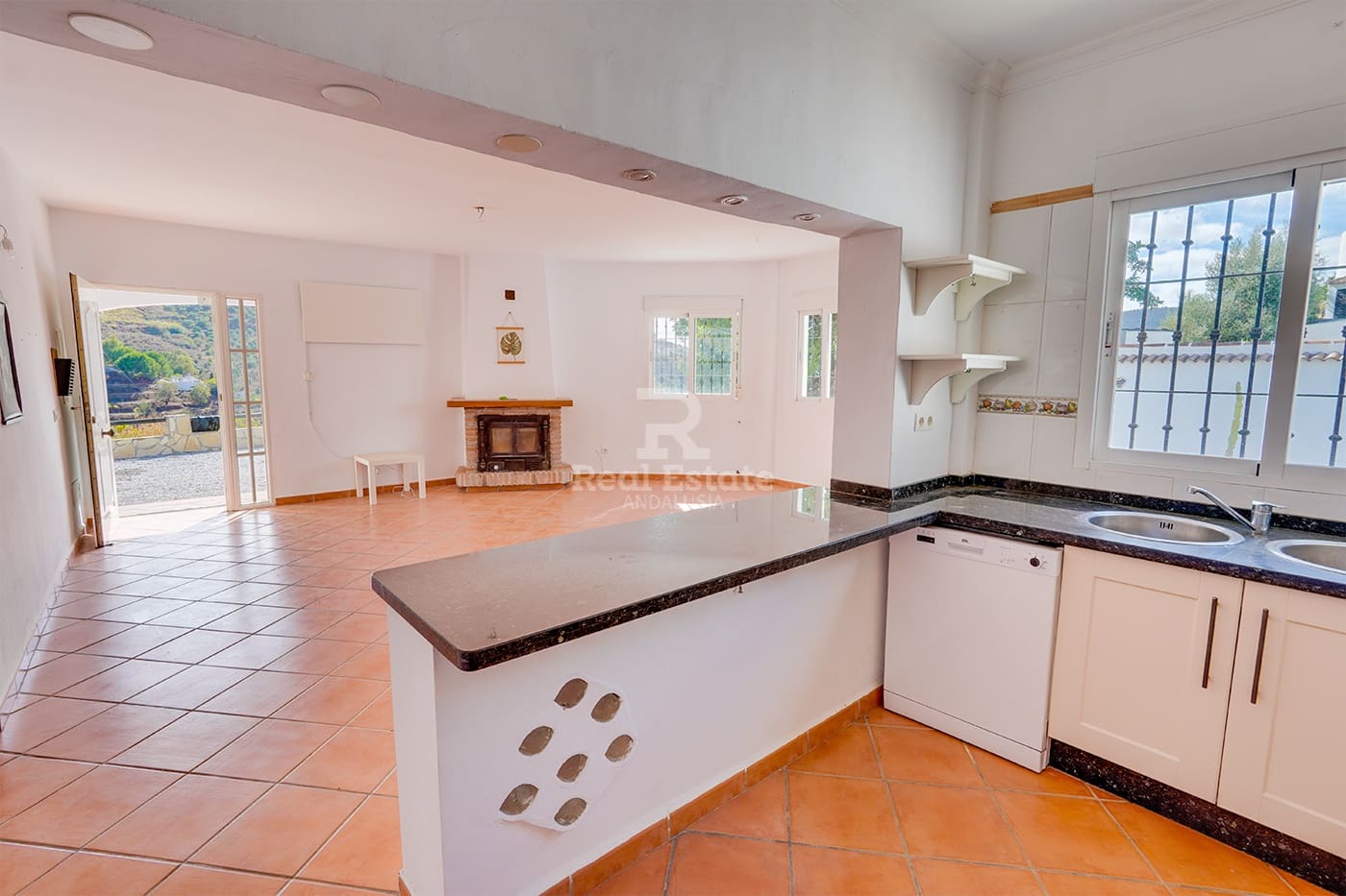 5 bedroom Villa for sale in Competa with pool garage - € 399,950 (Ref: 9360675)