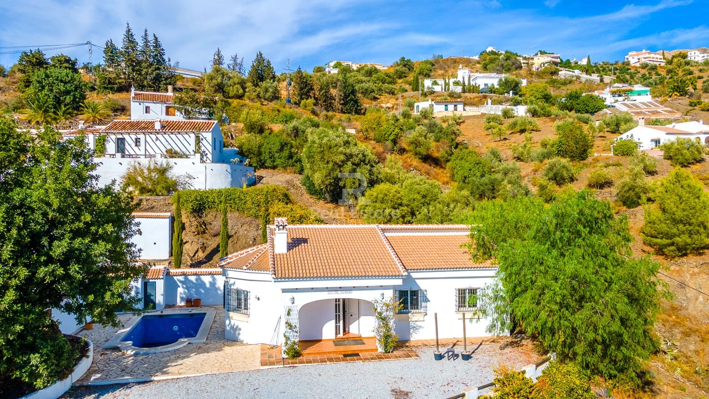 5 bedroom Villa for sale in Competa with pool garage - € 399,950 (Ref: 9360675)