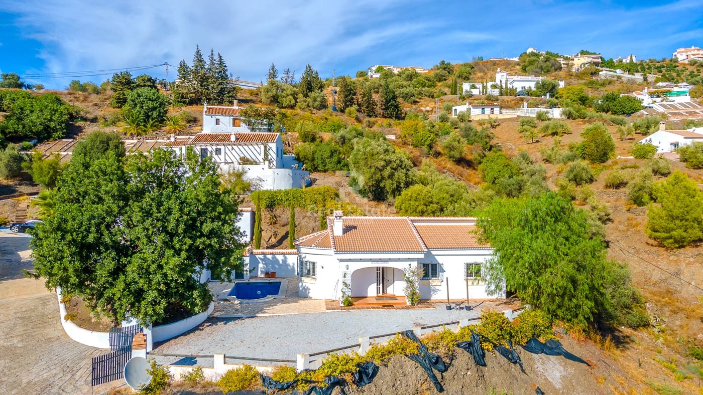 5 bedroom Villa for sale in Competa with pool garage - € 399,950 (Ref: 9360675)