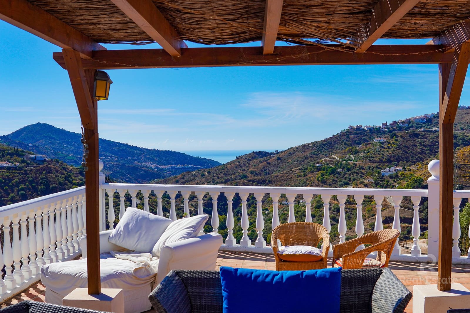 3 bedroom Villa for sale in Competa with pool garage - € 479,000 (Ref: 9395276)