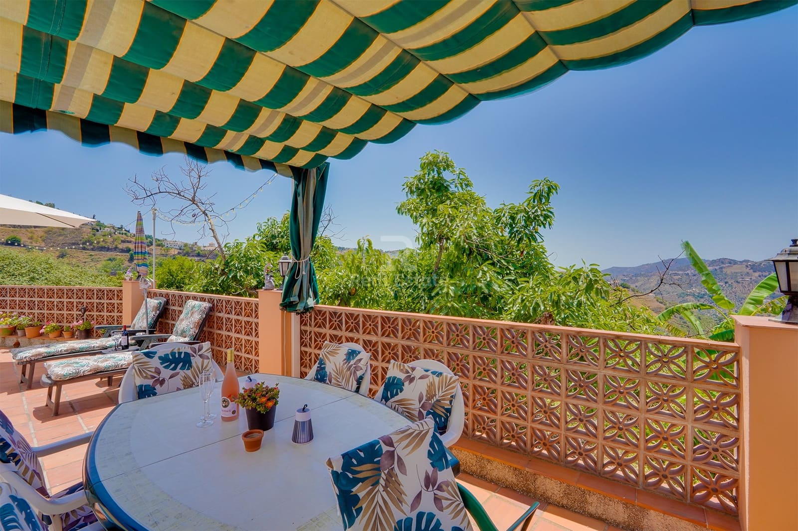 4 bedroom Villa for sale in Competa with pool garage - € 649,000 (Ref: 9489989)