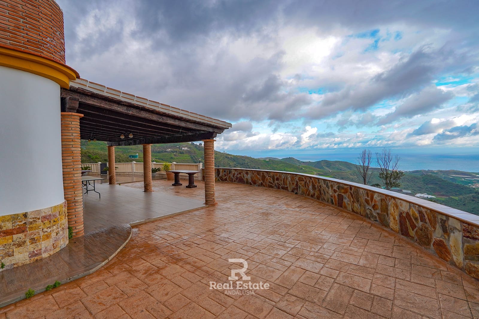 4 bedroom Villa for rent in Sayalonga with pool garage - € 2,300 (Ref: 9672243)