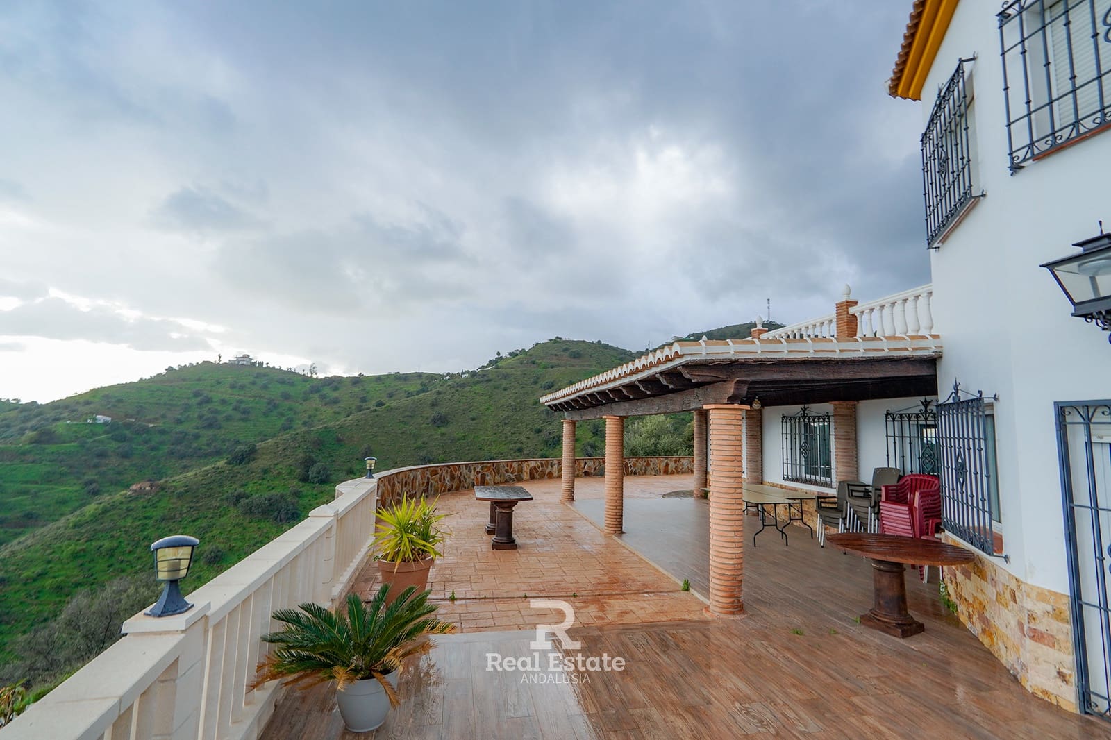 4 bedroom Villa for rent in Sayalonga with pool garage - € 2,300 (Ref: 9672243)