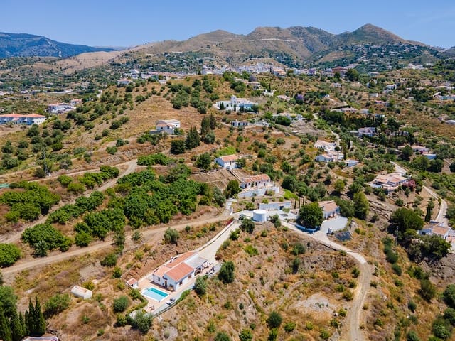 3 bedroom Villa for rent in Cómpeta with pool garage - € 1,200 (Ref: 9694327)