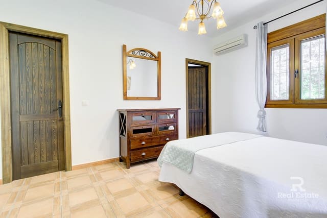 3 slaapkamer Villa te huur in Sayalonga met zwembad garage - € 2.000 (Ref: 9747424)