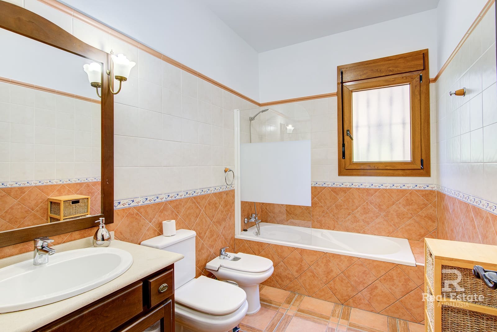 3 makuuhuone Huvila vuokrattavana paikassa Sayalonga mukana uima-altaan 
autotalli - 2 000 € (Ref: 9747424)