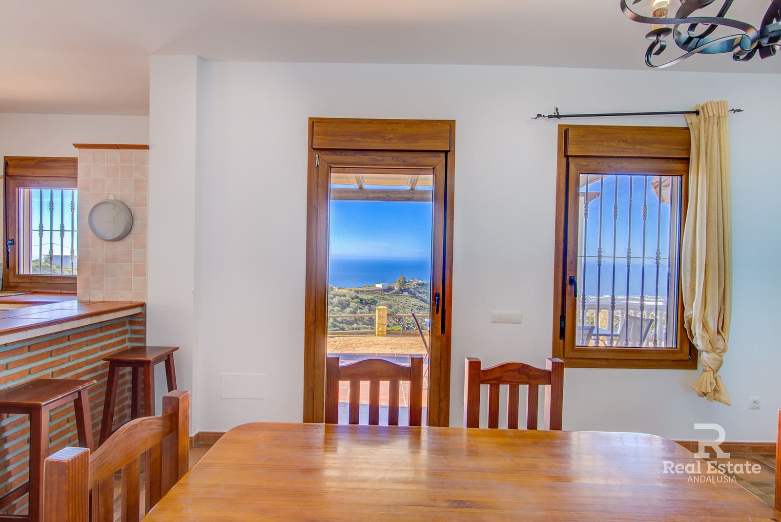 3 makuuhuone Huvila vuokrattavana paikassa Sayalonga mukana uima-altaan 
autotalli - 2 000 € (Ref: 9747424)