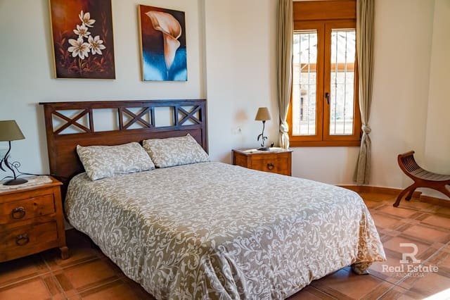 3 slaapkamer Villa te huur in Sayalonga met zwembad garage - € 2.000 (Ref: 9747424)