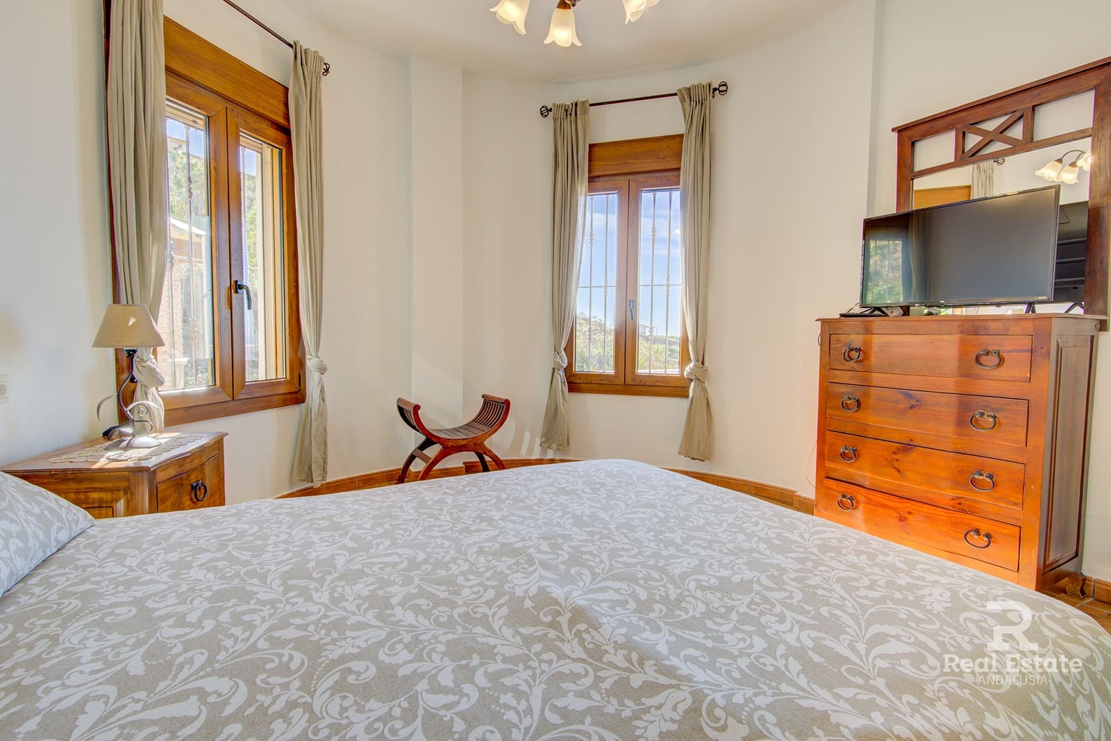 3 makuuhuone Huvila vuokrattavana paikassa Sayalonga mukana uima-altaan 
autotalli - 2 000 € (Ref: 9747424)