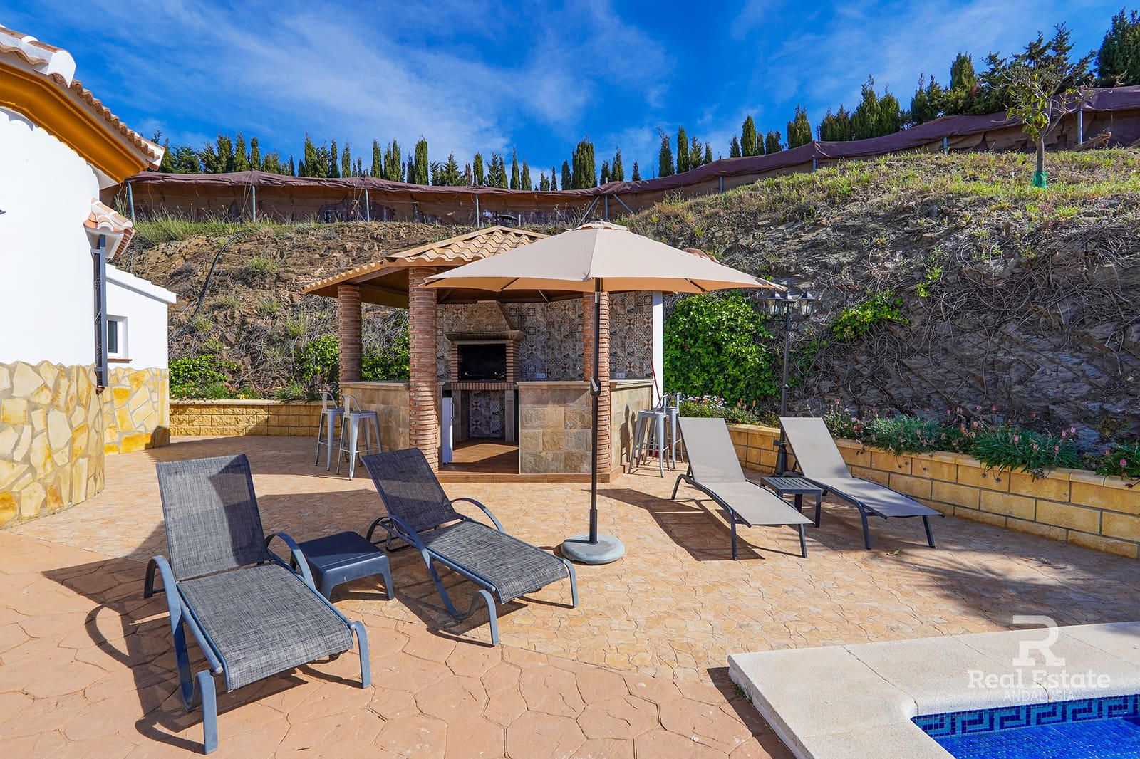 3 makuuhuone Huvila vuokrattavana paikassa Sayalonga mukana uima-altaan 
autotalli - 2 000 € (Ref: 9747424)