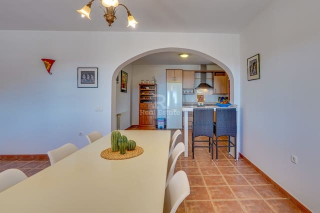 Villa/Maison de 2 chambres à louer à Sayalonga avec piscine garage - 1 700 € (Ref: 9889225)