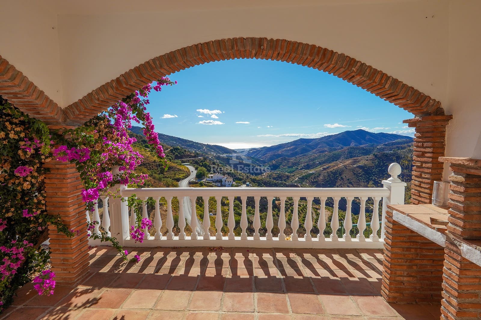 2 camera da letto Villa da affittare in Sayalonga con piscina garage - 1.700 € (Rif: 9889225)