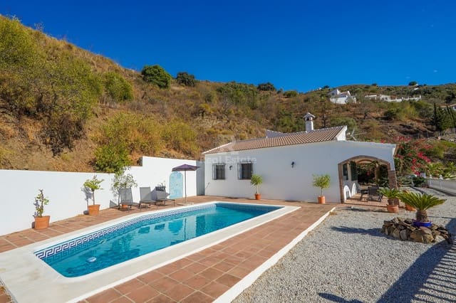 Villa/Maison de 2 chambres à louer à Sayalonga avec piscine garage - 1 700 € (Ref: 9889225)