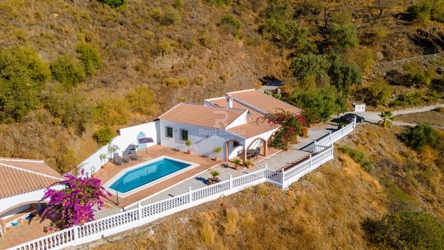 Villa/Maison de 2 chambres à louer à Sayalonga avec piscine garage - 1 700 € (Ref: 9889225)