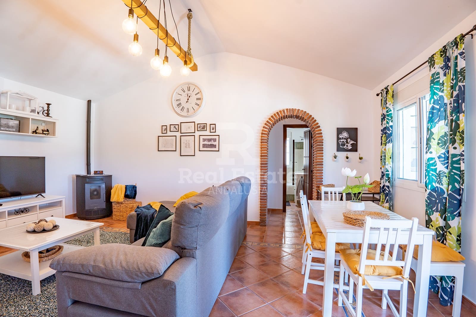3 bedroom Villa for rent in Competa with pool garage - € 2,000 (Ref: 9922845)