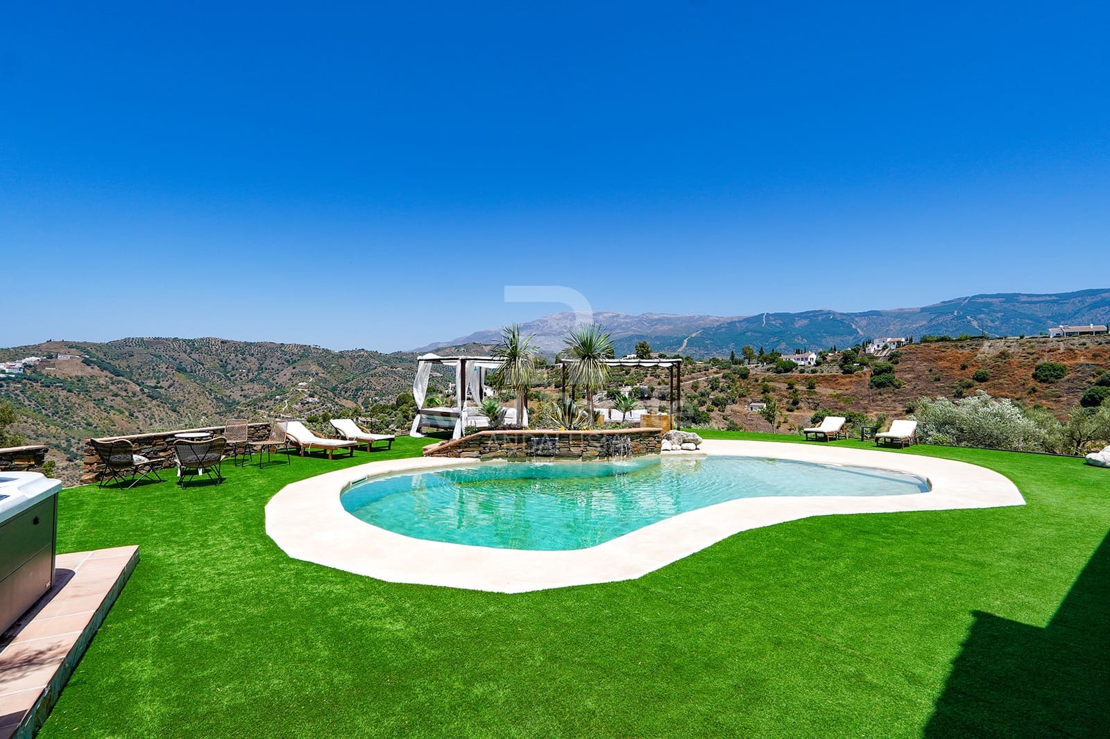 3 bedroom Villa for rent in Competa with pool garage - € 2,000 (Ref: 9922845)