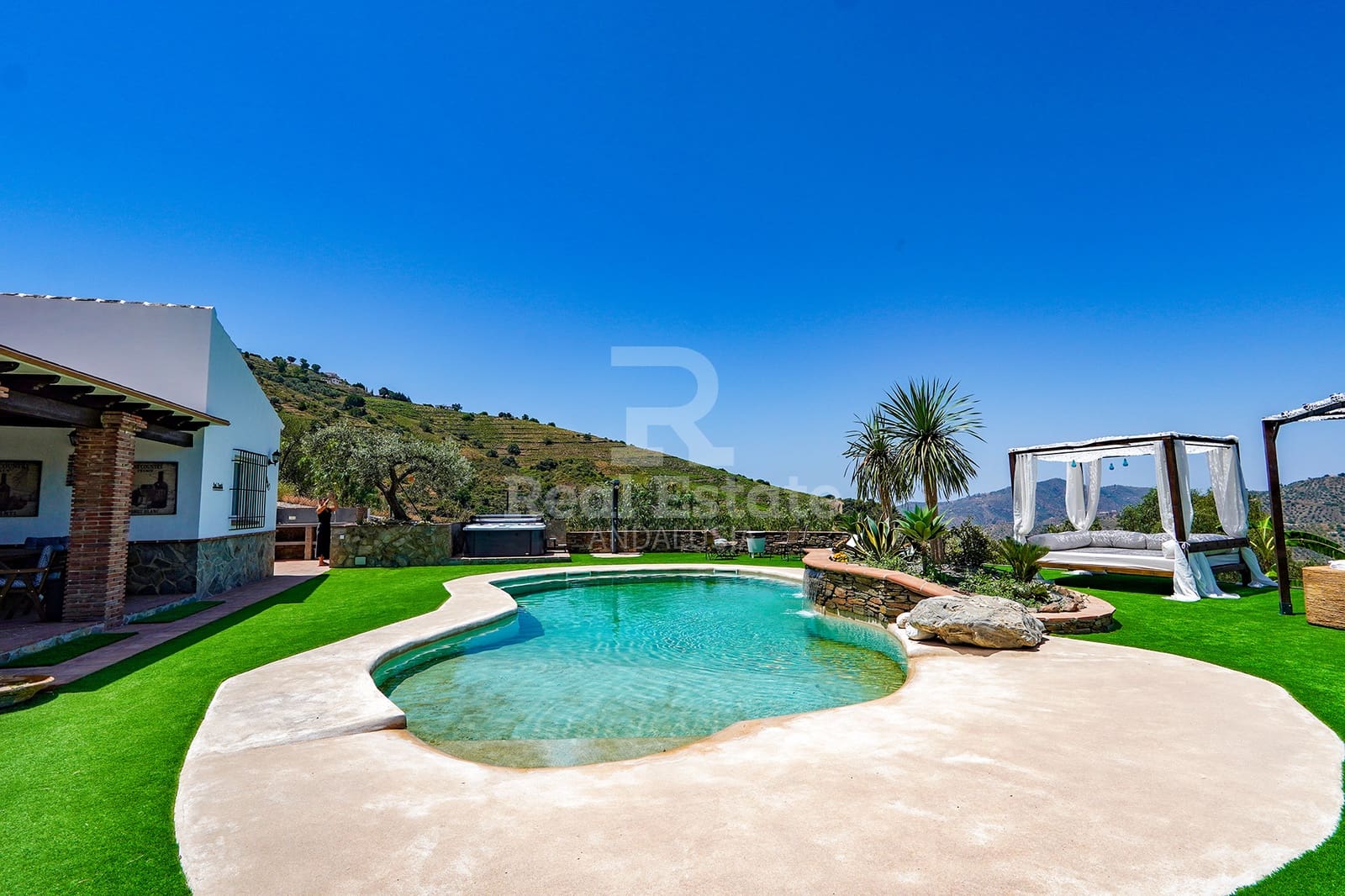 3 bedroom Villa for rent in Competa with pool garage - € 2,000 (Ref: 9922845)