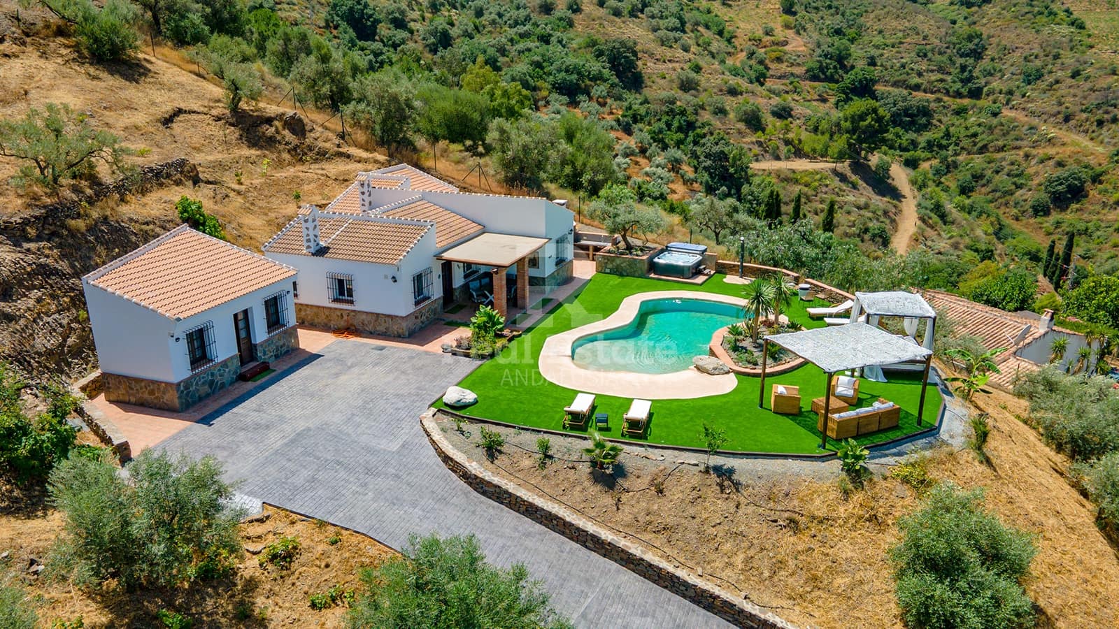 3 bedroom Villa for rent in Competa with pool garage - € 2,000 (Ref: 9922845)