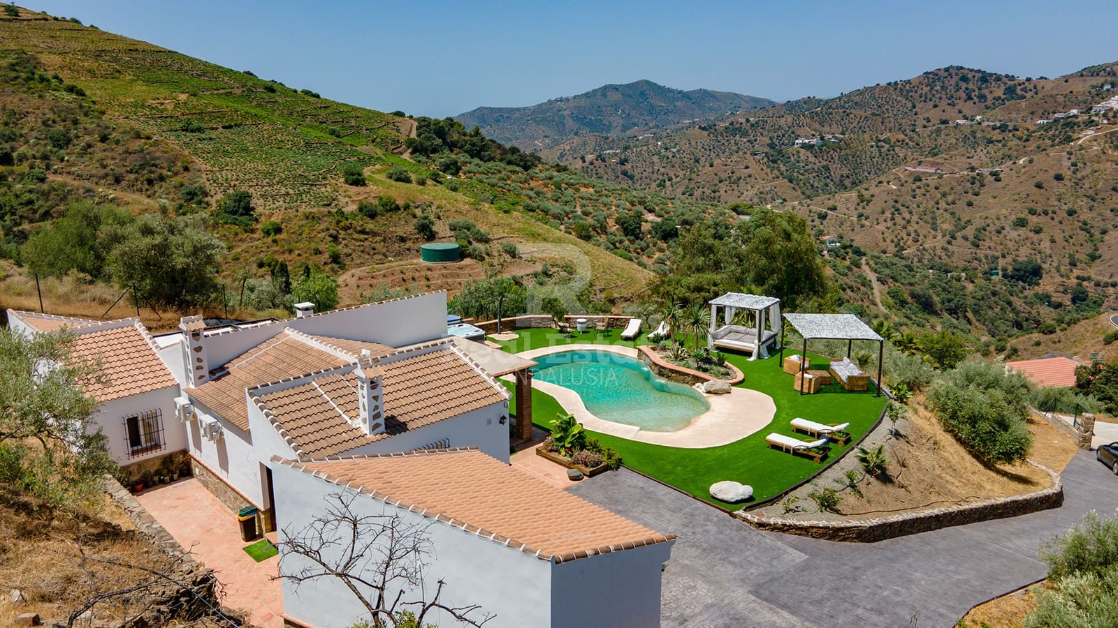 3 bedroom Villa for rent in Competa with pool garage - € 2,000 (Ref: 9922845)