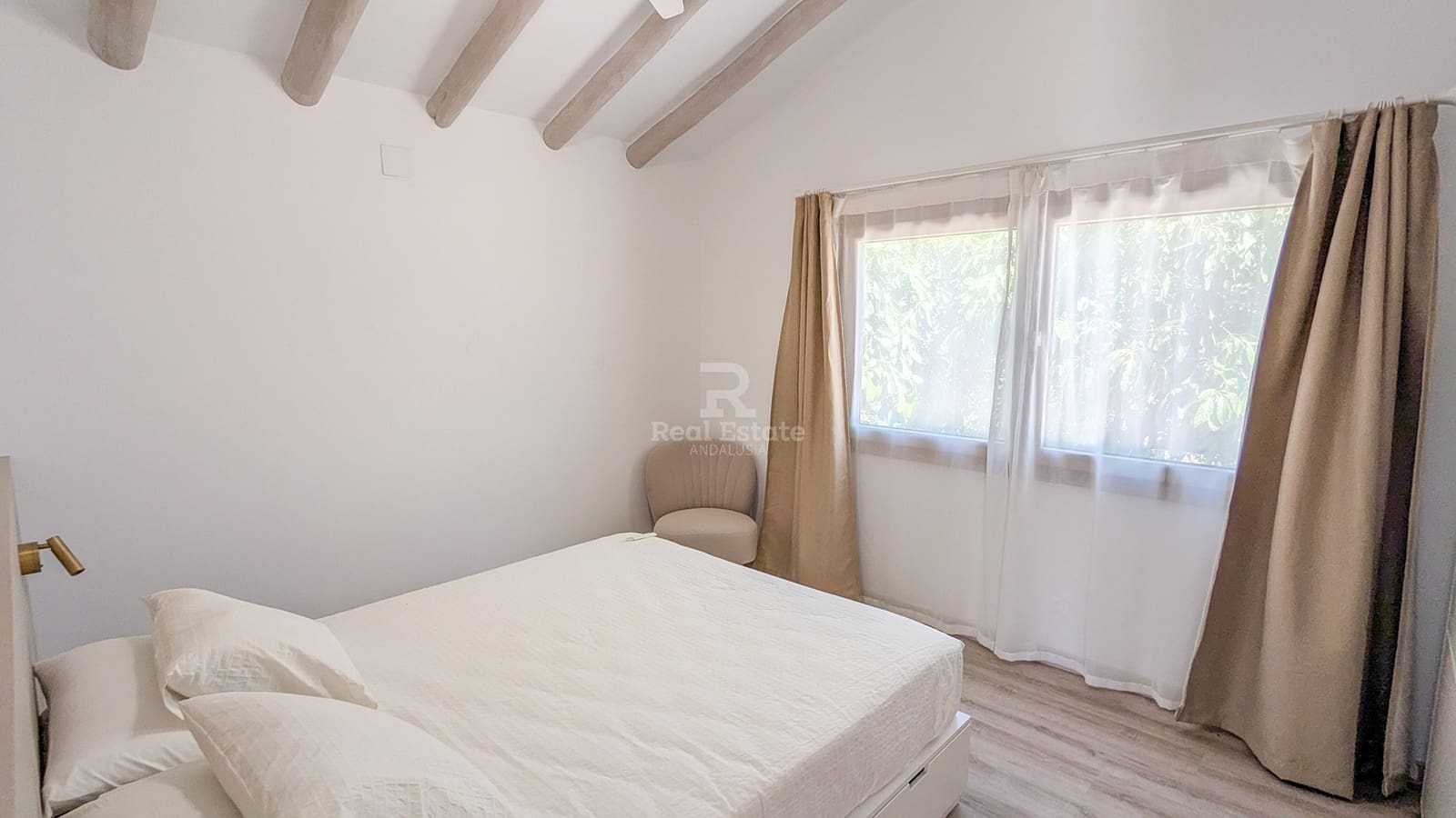 Villa/Maison de 2 chambres à louer à Competa avec piscine garage - 2 200 € (Ref: 9946779)