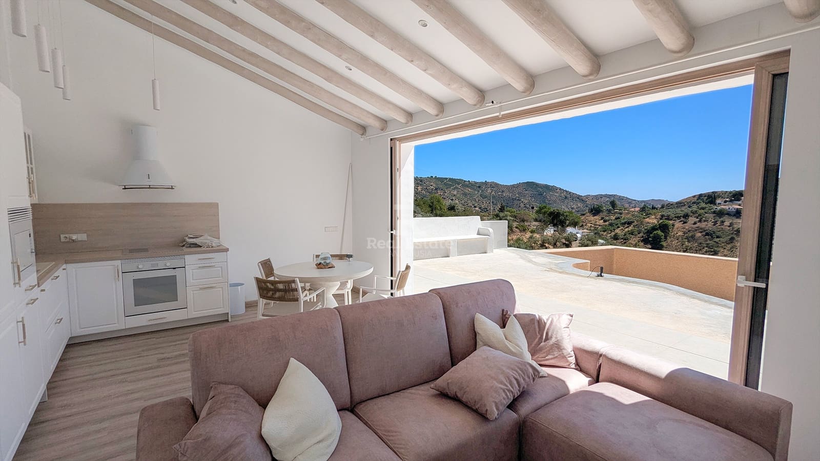 Villa/Maison de 2 chambres à louer à Competa avec piscine garage - 2 200 € (Ref: 9946779)