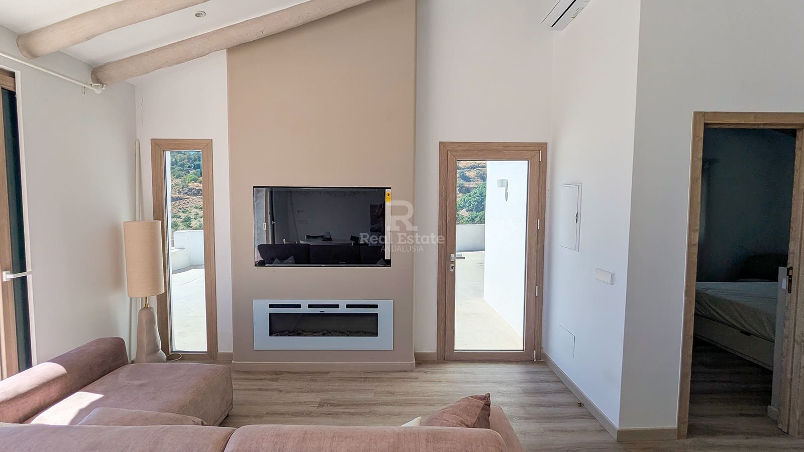 Villa/Maison de 2 chambres à louer à Competa avec piscine garage - 2 200 € (Ref: 9946779)