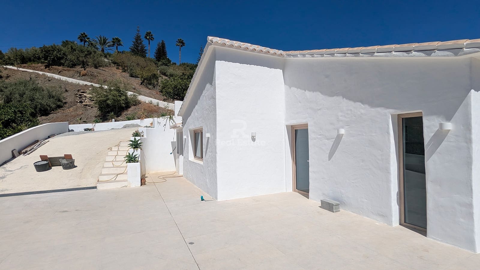 Villa/Maison de 2 chambres à louer à Competa avec piscine garage - 2 200 € (Ref: 9946779)