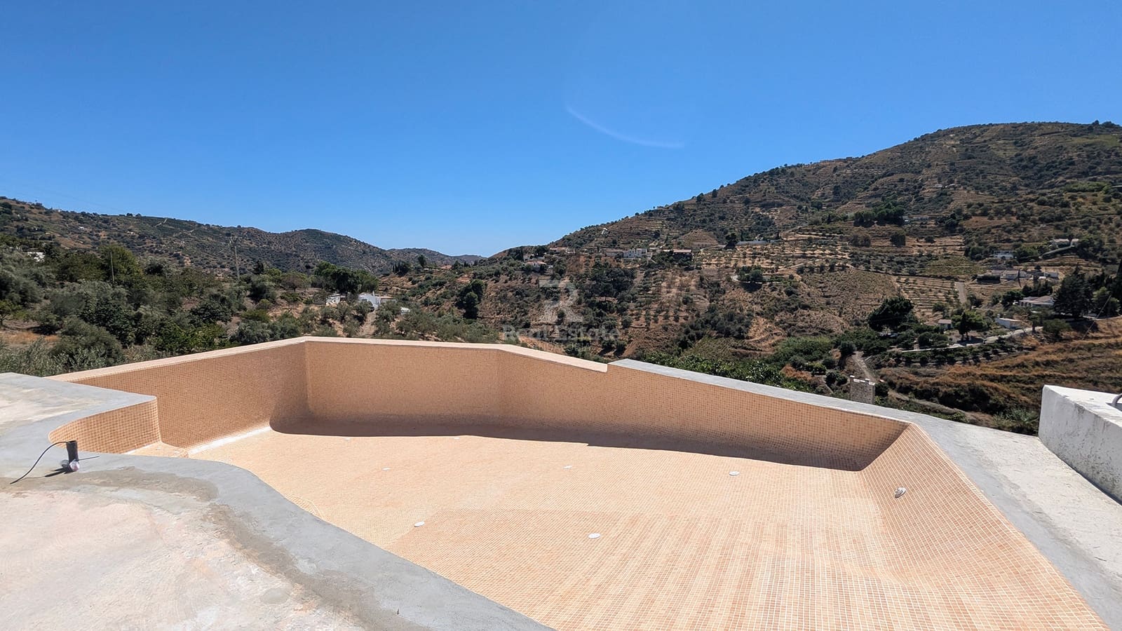 Villa/Maison de 2 chambres à louer à Competa avec piscine garage - 2 200 € (Ref: 9946779)