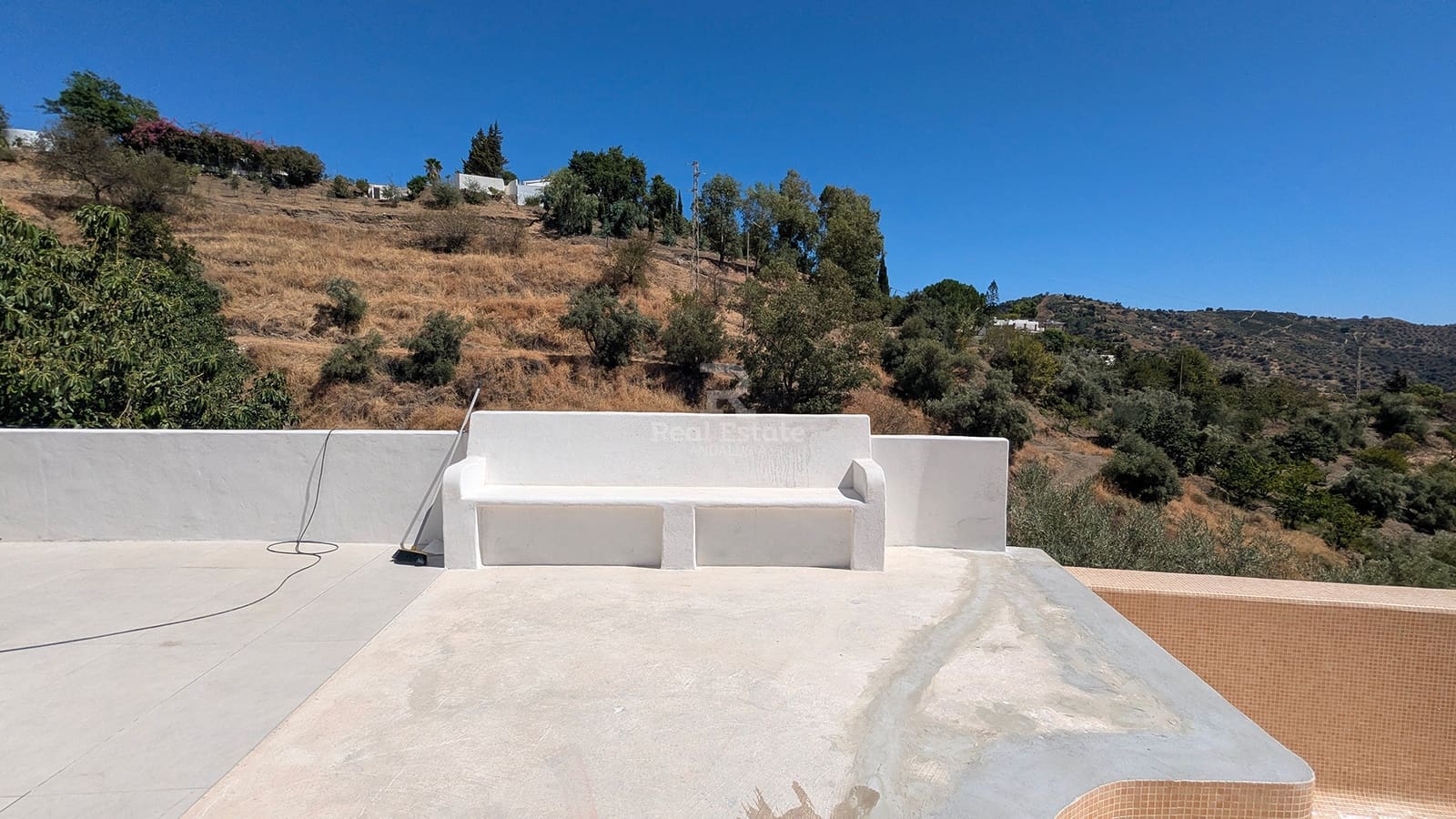 Villa/Maison de 2 chambres à louer à Competa avec piscine garage - 2 200 € (Ref: 9946779)