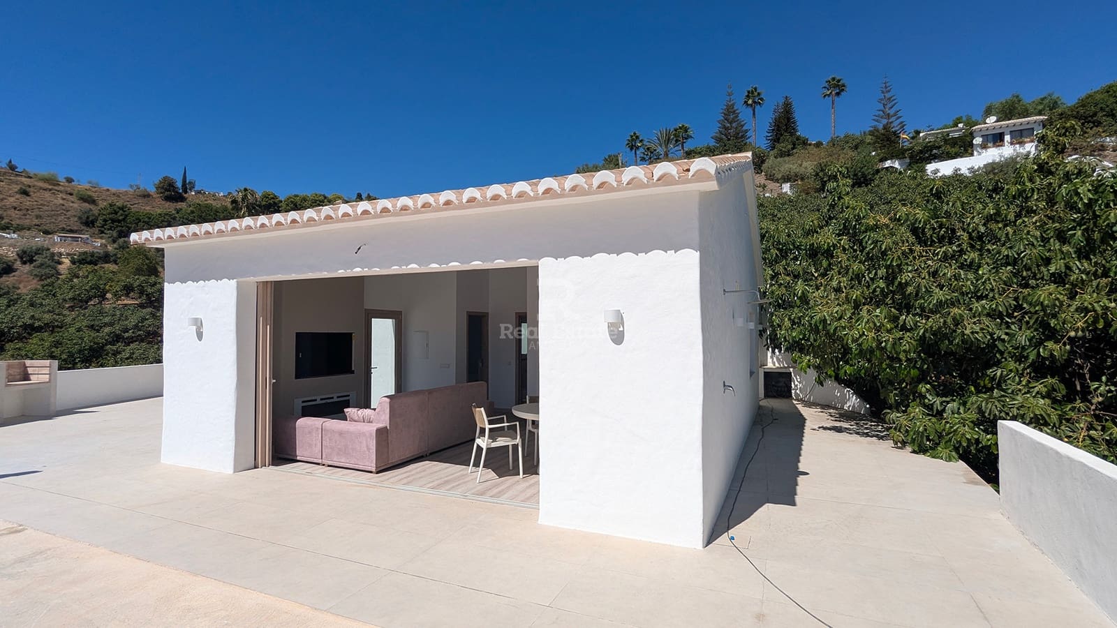 Villa/Maison de 2 chambres à louer à Competa avec piscine garage - 2 200 € (Ref: 9946779)