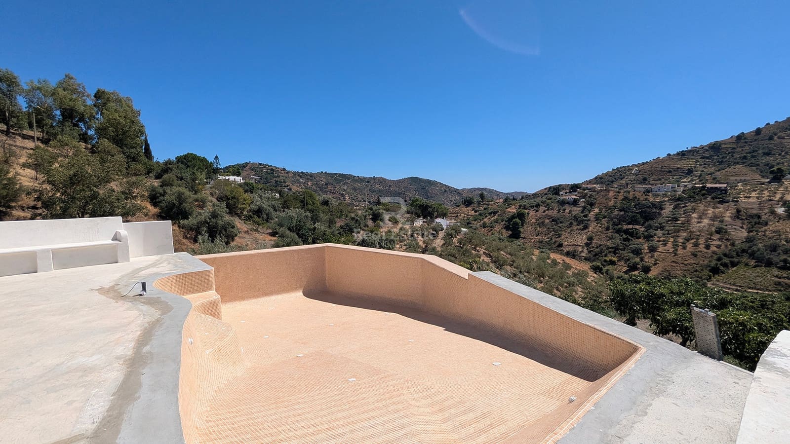 Villa/Maison de 2 chambres à louer à Competa avec piscine garage - 2 200 € (Ref: 9946779)