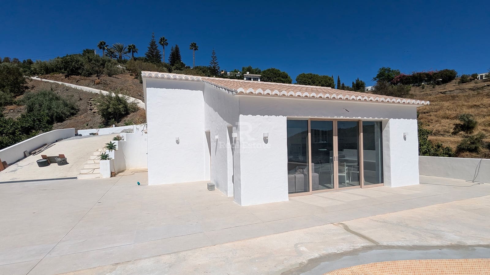 Villa/Maison de 2 chambres à louer à Competa avec piscine garage - 2 200 € (Ref: 9946779)