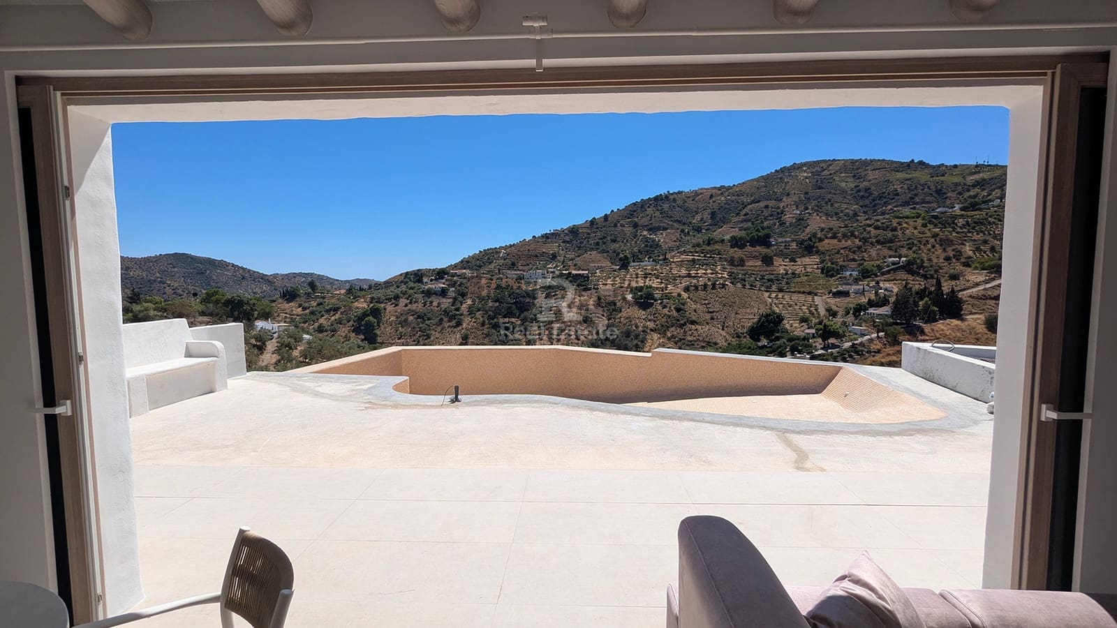 Villa/Maison de 2 chambres à louer à Competa avec piscine garage - 2 200 € (Ref: 9946779)