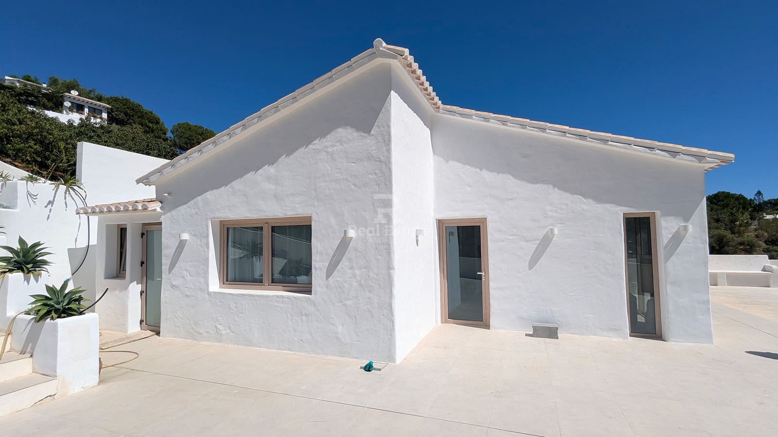 Villa/Maison de 2 chambres à louer à Competa avec piscine garage - 2 200 € (Ref: 9946779)