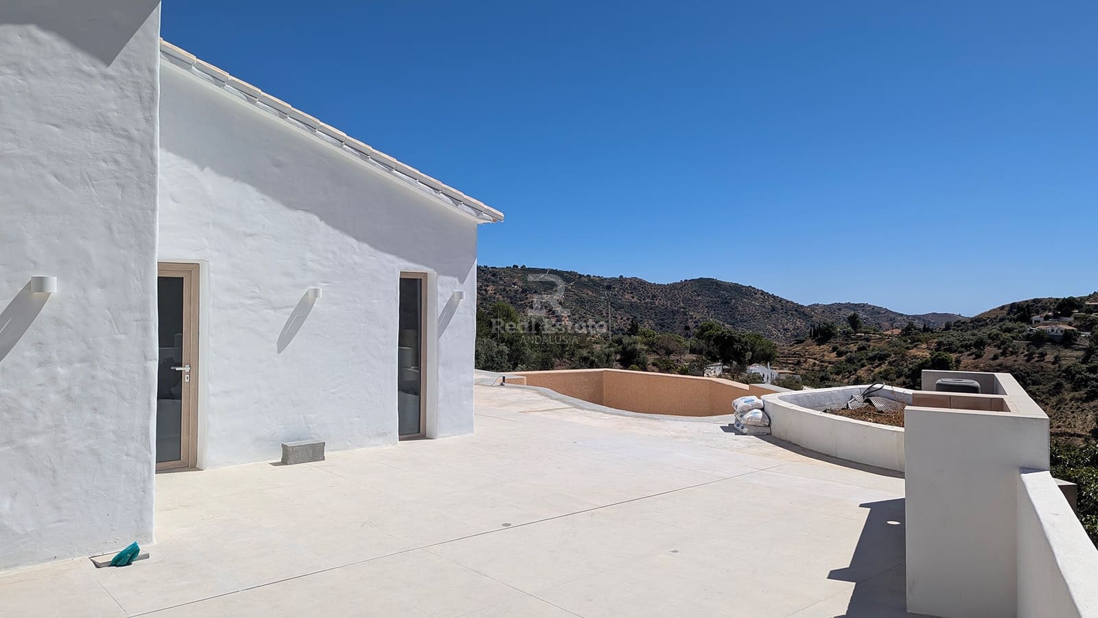 Villa/Maison de 2 chambres à louer à Competa avec piscine garage - 2 200 € (Ref: 9946779)