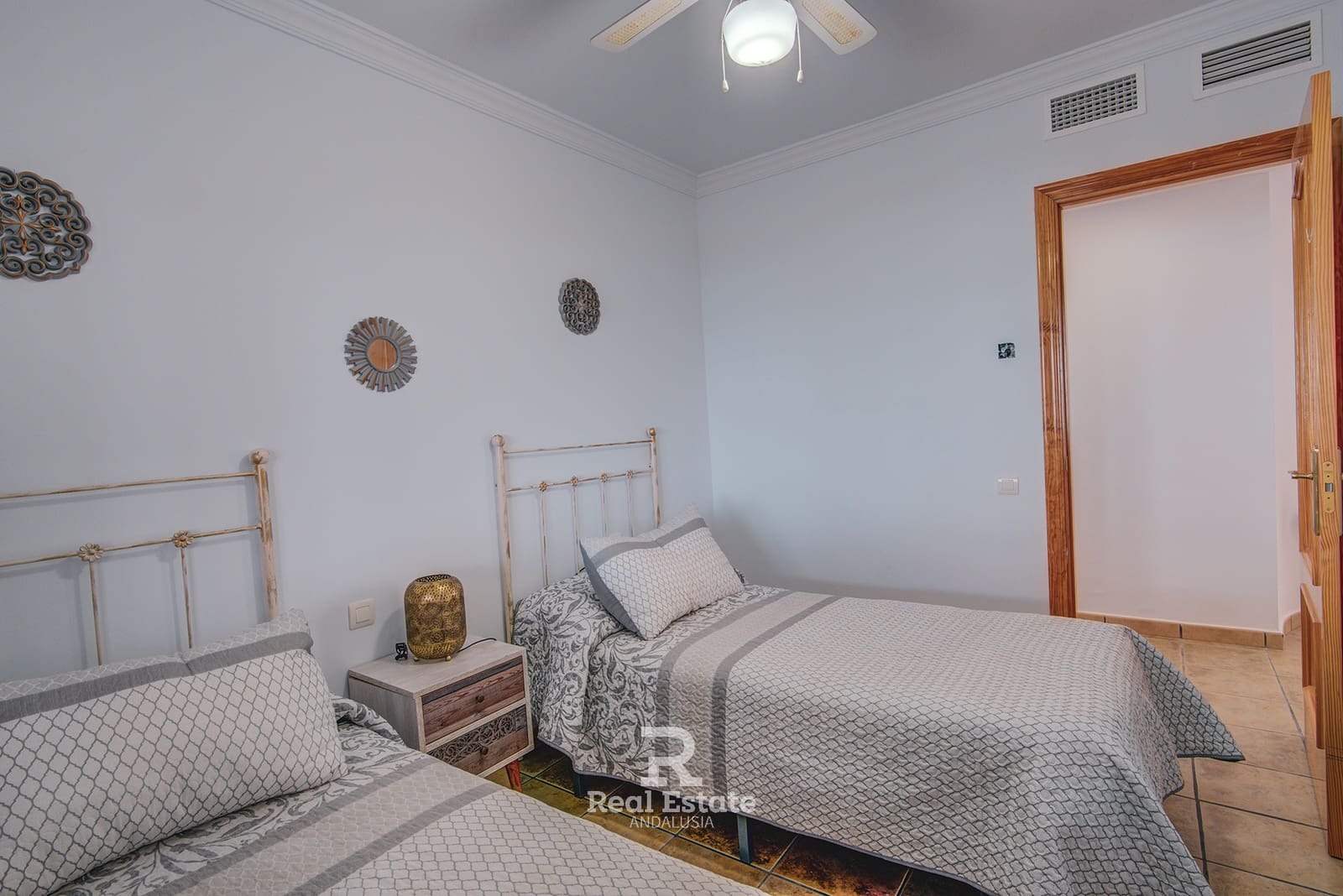 4 soveværelse Villa til leje i Sayalonga med swimmingpool garage - € 2.400 (Ref: 9953457)