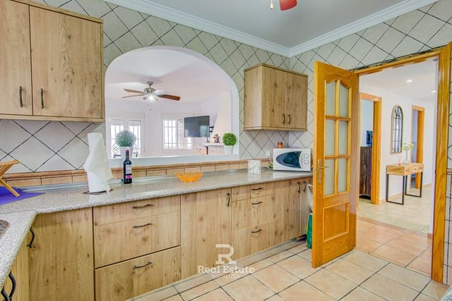 4 soveværelse Villa til leje i Sayalonga med swimmingpool garage - € 2.400 (Ref: 9953457)