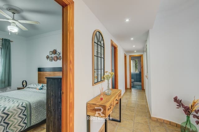 4 soveværelse Villa til leje i Sayalonga med swimmingpool garage - € 2.400 (Ref: 9953457)