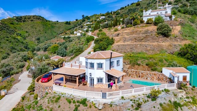 4 soveværelse Villa til leje i Sayalonga med swimmingpool garage - € 2.400 (Ref: 9953457)