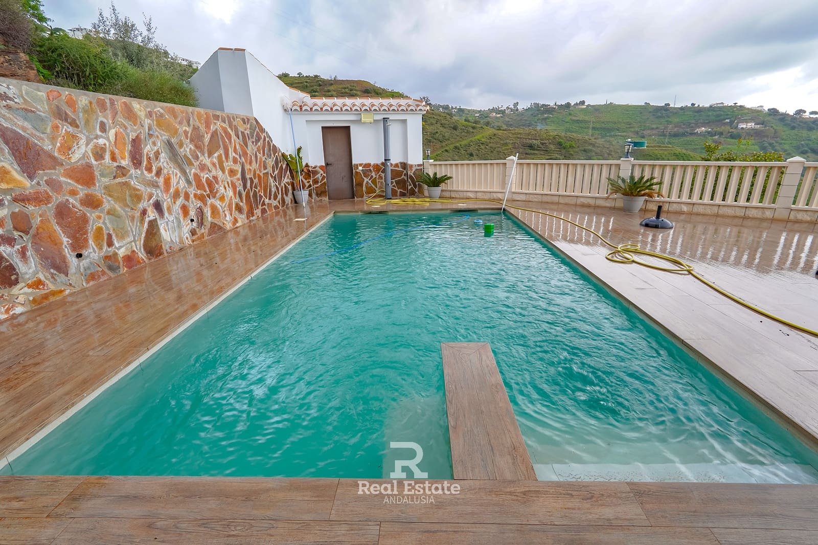 4 soveværelse Villa til leje i Sayalonga med swimmingpool garage - € 2.400 (Ref: 9953457)