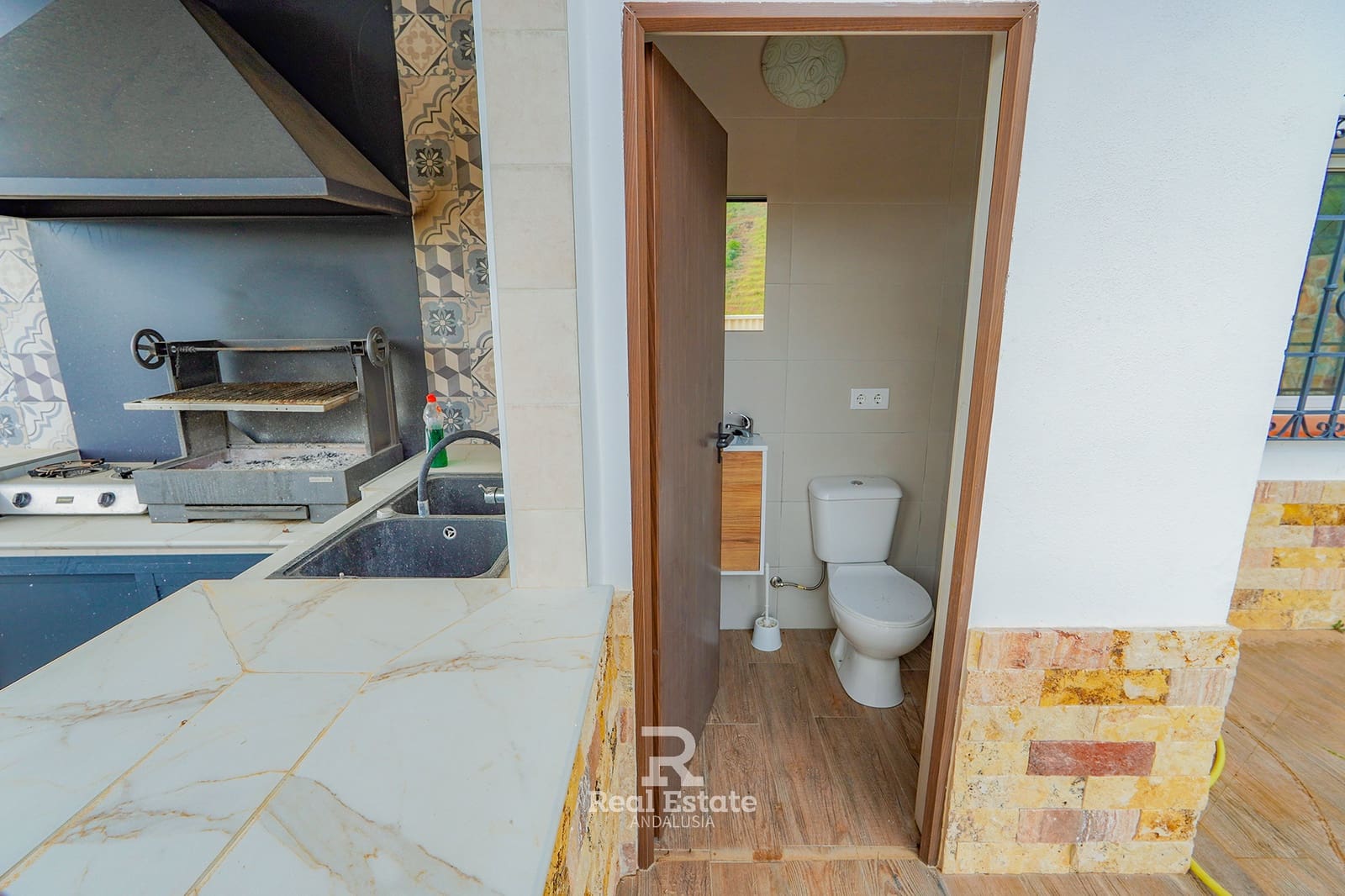 4 soveværelse Villa til leje i Sayalonga med swimmingpool garage - € 2.400 (Ref: 9953457)