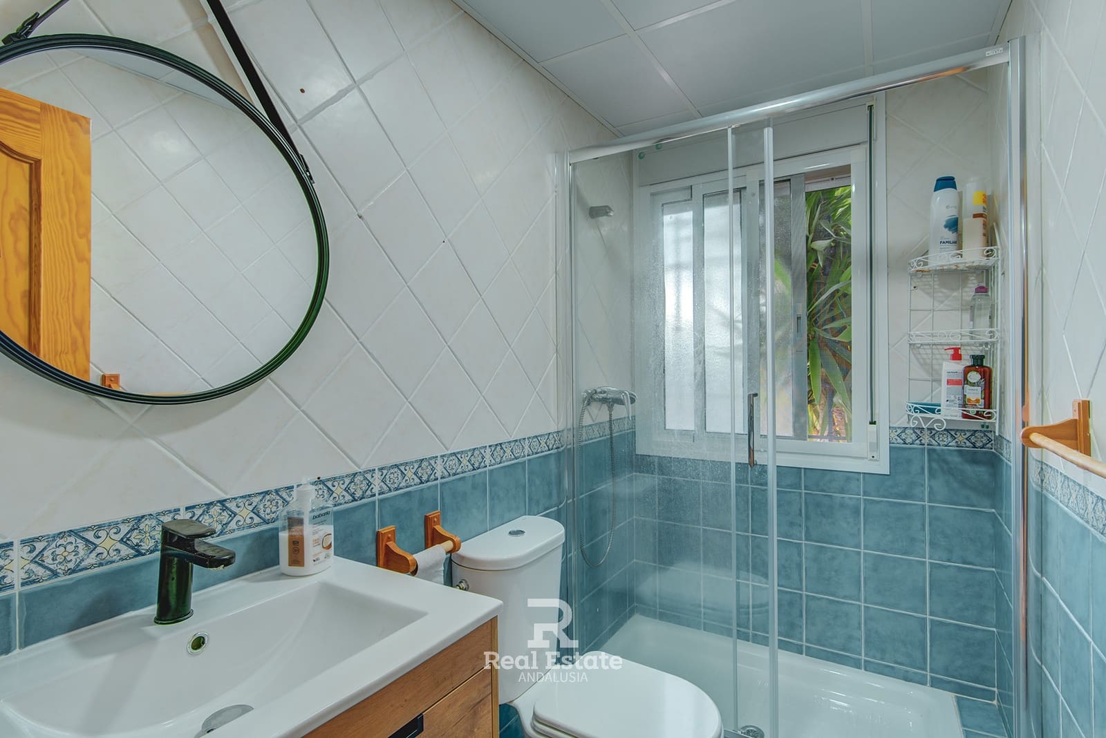 4 soveværelse Villa til leje i Sayalonga med swimmingpool garage - € 2.400 (Ref: 9953457)