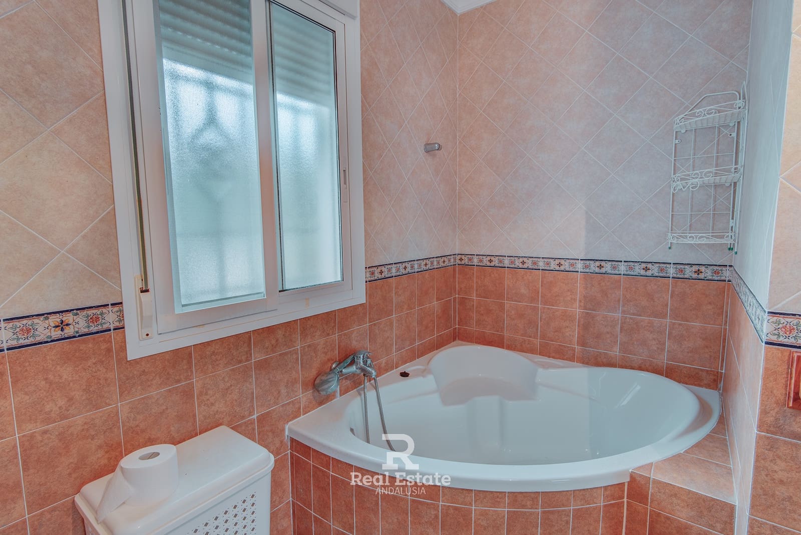 4 soveværelse Villa til leje i Sayalonga med swimmingpool garage - € 2.400 (Ref: 9953457)